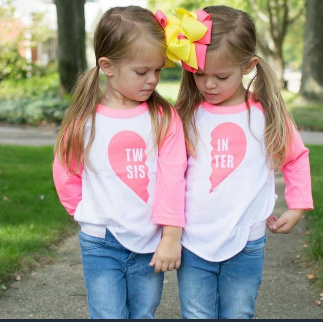 Твинс-сёстры. Одежда для девочек близняшек. Девочки близняшки. Две девочки двойняшки.