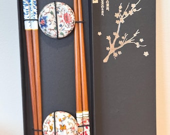 Palillos bohemios florales con reposacabezas (2 pares), regalo para pareja, reposacabezas de cerámica, palillos japoneses, hoja de arce, glicina