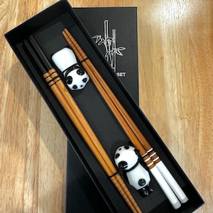 Holz Essstäbchen mit Panda Ablage 2 Paare, Geschenkset für Mann / Frau, Keramik Panda Ablage, japanische Essstäbchen, wiederverwendbares Essstäbchen Geschenk