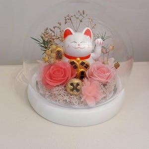 Decoração de cúpula de vidro de gato Fortune Neko Maneki com rosas preservadas, gato da sorte acenando com o braço, movido a energia solar, Feng shui, estátua da prosperidade Dinheiro