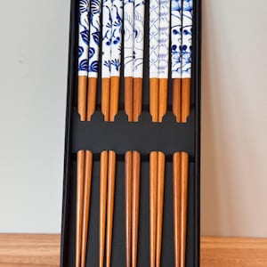 5 pairs Flower wood chopsticks blue and white art design family set chopsticks gift set, Japanese chopsticks, Reusable chopsticks crane