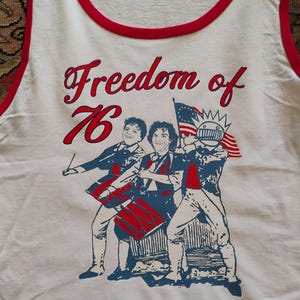 Puede incluir: Un juego de tres tazas de cerámica con un acabado mate moteado. Las tazas son de color crema, gris y negro. Cada taza tiene un diseño simple y moderno, adecuado para café o té. Las tazas están apiladas.