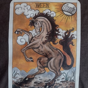 Camiseta con la carta del tarot El semental de Ween Boognish