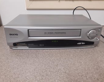 Lettore video VHS Sanyo. Testato e taggato da un elettricista qualificato.