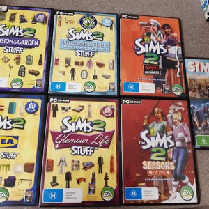 Puede incluir: Una colección de expansiones del juego para PC Los Sims 2, incluyendo "Mansion & Garden Stuff", "Kitchen & Bath Interior Design Stuff", "Open for Business", "IKEA Home Stuff", "Glamour Life Stuff" y "Seasons". También se incluye el juego SimCity.