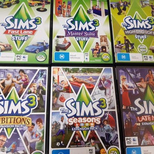 Puede incluir: Se muestran seis cajas de juegos de Los Sims 3. Los títulos incluyen "Fast Lane Stuff", "Master Suite Stuff", "High-End Loft Stuff", "Ambitions Expansion Pack", "Seasons Expansion Pack" y "Late Night Expansion Pack". Las cajas presentan ilustraciones de personajes y logotipos de juegos.