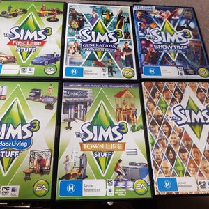 Puede incluir: Se muestran seis cajas de juegos de The Sims 3, con expansiones como "Fast Lane Stuff", "Generations", "Showtime", "Outdoor Living Stuff", "Town Life Stuff" y el juego base. Las cajas tienen un diseño verde, blanco y azul, con el título del juego en un lugar destacado.