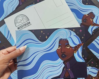 Puede incluir: Una postal rectangular con una ilustración digital de un elfo de piel oscura con largo cabello azul claro ondulado sobre un fondo oscuro con estrellas. El reverso muestra el texto NESSTOLGIA y NESSTOLGIA.CARRO.CO.