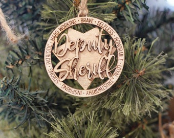 Cadeau voor Deputy Sheriff, Sheriff Ornament, Dubbellaags ornament met badge laag, Laser Gegraveerd houten ornament, Deputy Sheriff auto charme