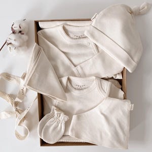 Organic Newborn Gift Set: 7-Piece GOTS Certified Cotton Baby Shower Set