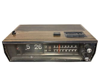 General Electric Radio Vintage C4331B Zegar z klapką AM FM Walnut Grain Lata 70. PRZECZYTAJ