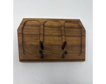 Cómoda/estantería vintage de nogal con 3 espacios de descanso y 4 ganchos/soportes para anillos, estilo mediados de siglo.