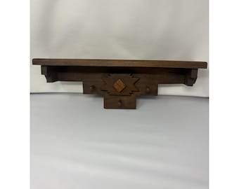 Mensola da parete vintage in legno stile azteco sud-occidentale con ganci e fori di montaggio, 44,5 cm.