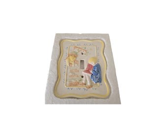 Klasyczna ceramiczna osłona na włącznik światła z motywem Kubusia Puchatka w stylu Charpente z lat 80.