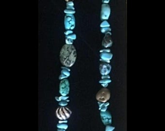 Collar de plata de ley con grandes pepitas de turquesa y cuentas de piedra, estilo bohemio pesado.