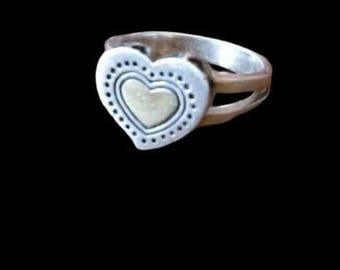 Handgemaakte, robuuste vintage sterling zilveren hartring, kunstnijverheid.