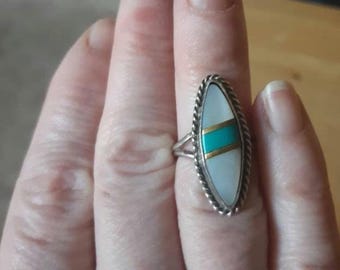 Anillo vintage de turquesa y nácar, hecho a mano en el suroeste.