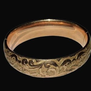 Brazalete ancho repujado Cam & Co., década de 1800, adornado, con relieve y relleno de oro, con bisagras