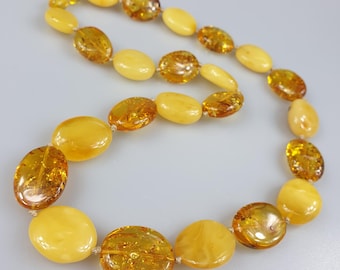 Collar blanco amarillo lechoso con caramelo y energía natural.