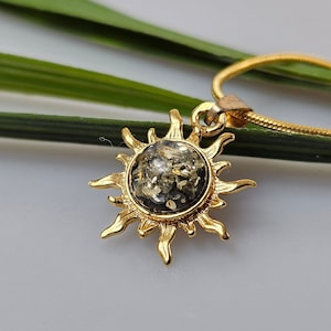 Grönt baltiskt bärnstenssolhänge, guld sterlingsilver