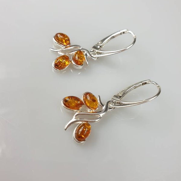 Amber earrings. Sterling Silver earrings. Amber jewelry. Bernstei  Ohrringe boucles d'ore brown small dangle earring gift for women