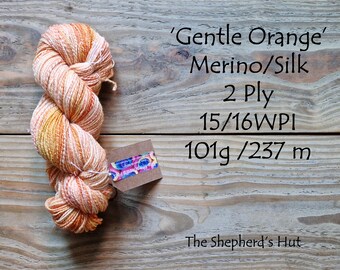 Fil 2 fils de laine mérinos/soie « Gentle Orange » filé à la main, 237 mètres, 101 g.