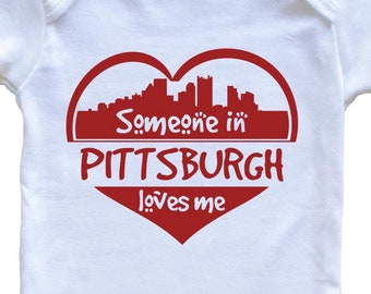 Someone in Pittsburgh Loves Me Pittsburgh Pennsylvania Skyline Heart   Baby Bodysuit