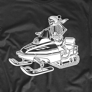 Men&#39;s Snowmobile Shirt - Snowmobiling Skeleton Cool Snowmobile T-Shirt