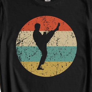 Karate Shirt - Karate Gift - Vintage Retro Martial Arts Men's T-Shirt - Karate Kick Icon Shirt
