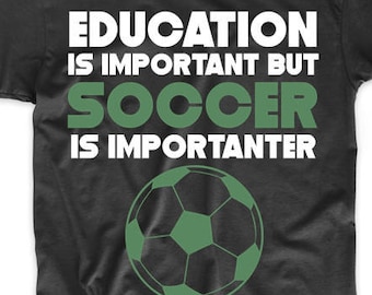 Maglietta da calcio divertente - L'istruzione è importante, ma il calcio è ancora più importante. Maglietta per il ritorno a scuola / Maglietta da calcio da uomo / Maglietta da calcio da uomo