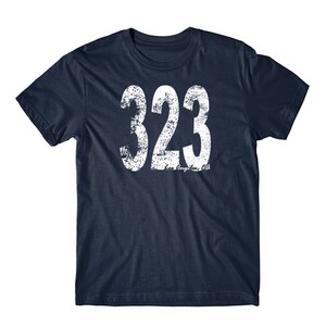 K&ouml;nnte beinhalten: Ein marineblaues T-Shirt mit einer wei&szlig;en, abgenutzten Grafik der Nummer 323 und dem Text "Los Angeles, CA".