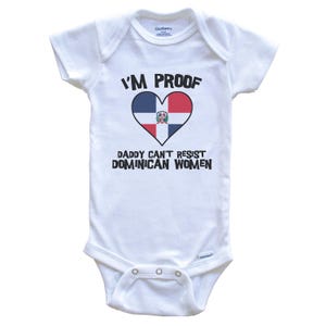 Body para bebé con la bandera de República Dominicana y corazón divertido Soy la prueba de que papá no puede resistirse a las mujeres dominicanas
