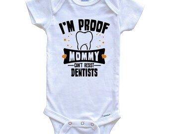 Body bébé dentiste drôle - Je suis la preuve que maman ne peut pas résister aux dentistes Body bébé