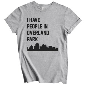 Camiseta &quot;Tengo gente en Overland Park&quot; - Camiseta con el horizonte de Overland Park, Kansas
