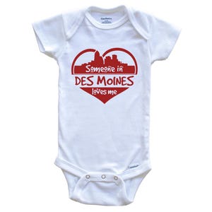 Someone in Des Moines Loves Me Des Moines Iowa Skyline Heart   Baby Bodysuit