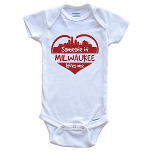 Qualcuno a Milwaukee mi ama Milwaukee Wisconsin Skyline Heart Baby Body