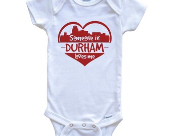 Jemand in Durham liebt mich Durham North Carolina Skyline Herz Baby Body