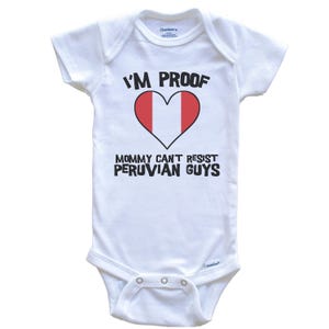 Soy la prueba de que mamá no puede resistirse a los chicos peruanos Body de bebé con corazón y bandera de Perú - Mono de bebé de una pieza lindo
