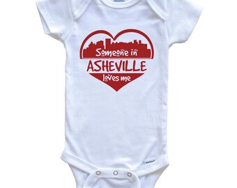 Jemand in Asheville liebt mich Asheville North Carolina Skyline Herz Babybody