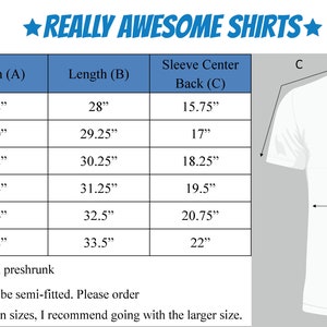 Op de afbeelding: Maattabel voor T-shirts met afmetingen in inches voor breedte, lengte en mouw midden achter. De tabel bevat maten van S tot XXXL. De stof is 100% ringgesponnen katoen, voorgeshronken. De shirts zijn ontworpen om semi-getailleerd te zijn. Als je tussen twee maten zit, raden we aan om de grotere maat te bestellen.