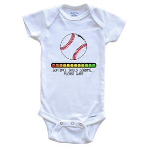 Body de bebé de softbol - Habilidades de softbol Cargando Por favor espere Body de bebé divertido de una pieza