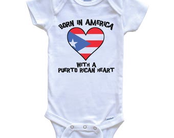 Body para bebé "Nacido en América con corazón puertorriqueño" Body para bebé con la bandera de Puerto Rico