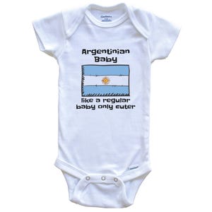 Body per neonati con bandiera argentina, più carino e divertente, con scritta "Un bambino argentino come un bambino normale" - Divertente regalo per baby shower