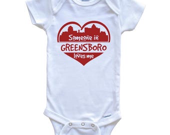 Jemand in Greensboro Liebt mich Greensboro North Carolina Skyline Herz Baby Bodysuit