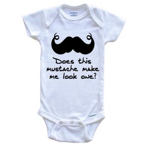 ¿Este bigote me hace parecer un año? Body divertido para bebé de primer año.
