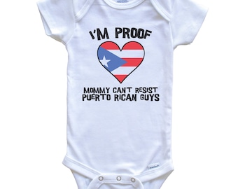Body de bebé con corazón y bandera de Puerto Rico: prueba de que mamá no puede resistirse a los chicos puertorriqueños.