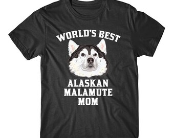 Pode incluir: Camiseta preta com texto branco que diz "World's Best Alaskan Malamute Mom" e uma imagem de desenho animado de um cão Alaskan Malamute.
