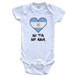 My Aunt Loves Me Spanish Language Argentina Flag Heart   Baby Bodysuit - Mi tía me ama - One Piece Baby Bodysuit