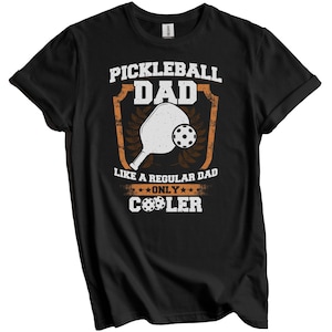 Camiseta divertida de Pickleball para papá, solo como un papá normal. Regalo del Día del Padre para jugadores de Pickleball.