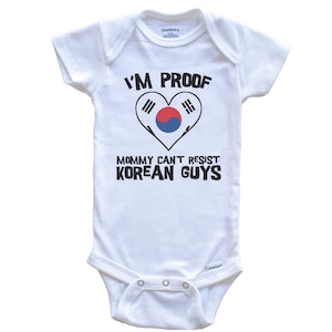 Soy la prueba de que mamá no puede resistirse a los chicos coreanos Body de bebé con corazón y bandera de Corea del Sur - Mono de bebé de una pieza lindo